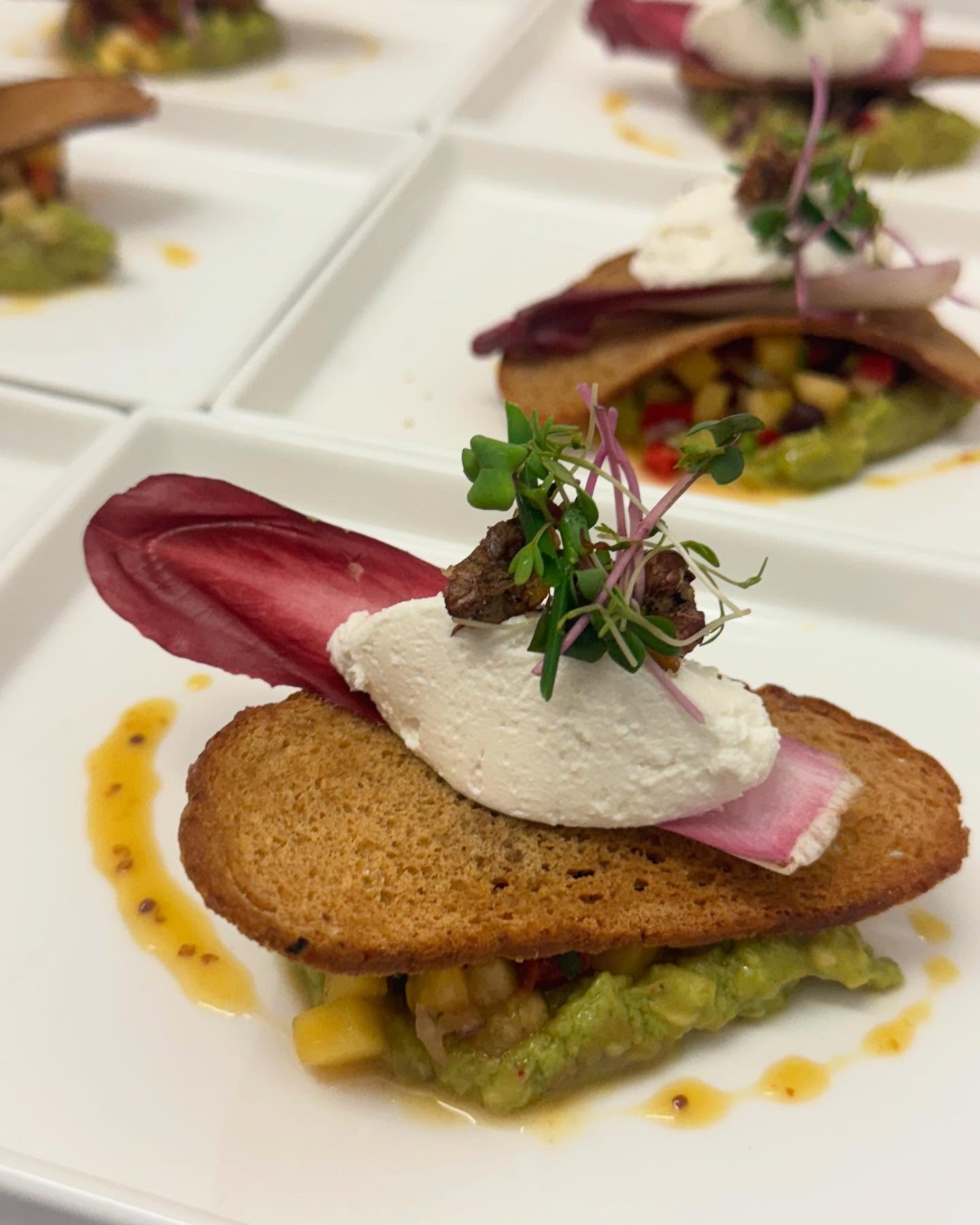 Mousse de Fromage de Chèvre auf karibischem Ananas, Mango und black Bean Salsa, Avocadocreme, Passion Fruit Vinaigrette

#catering #exoticfood #chefstouch #passionforcooking❤️