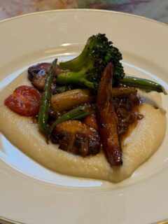 Plating my absolute favorite: slow braised beef shoulder in Cabernet shallot jus on creamy lemony polenta, caramelized pumpkin, forest mushrooms.🍷🌿

#braisedbeef #beefshoulder #cabernet #polenta #cateringvienna