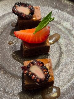 The perfect fudge exists. 🍫
Dense, dark chocolate with toasted hazelnut — finished with a sea salt & rosemary caramel that hits every note at once. Sweet, smoky, a little unexpected.

This is what dessert should feel like.

Handmade for your event. DM to book.

#chocolatefudge #hazelnut #rosemarycaramel #seasalt #cateringvienna dessert handmade fudge