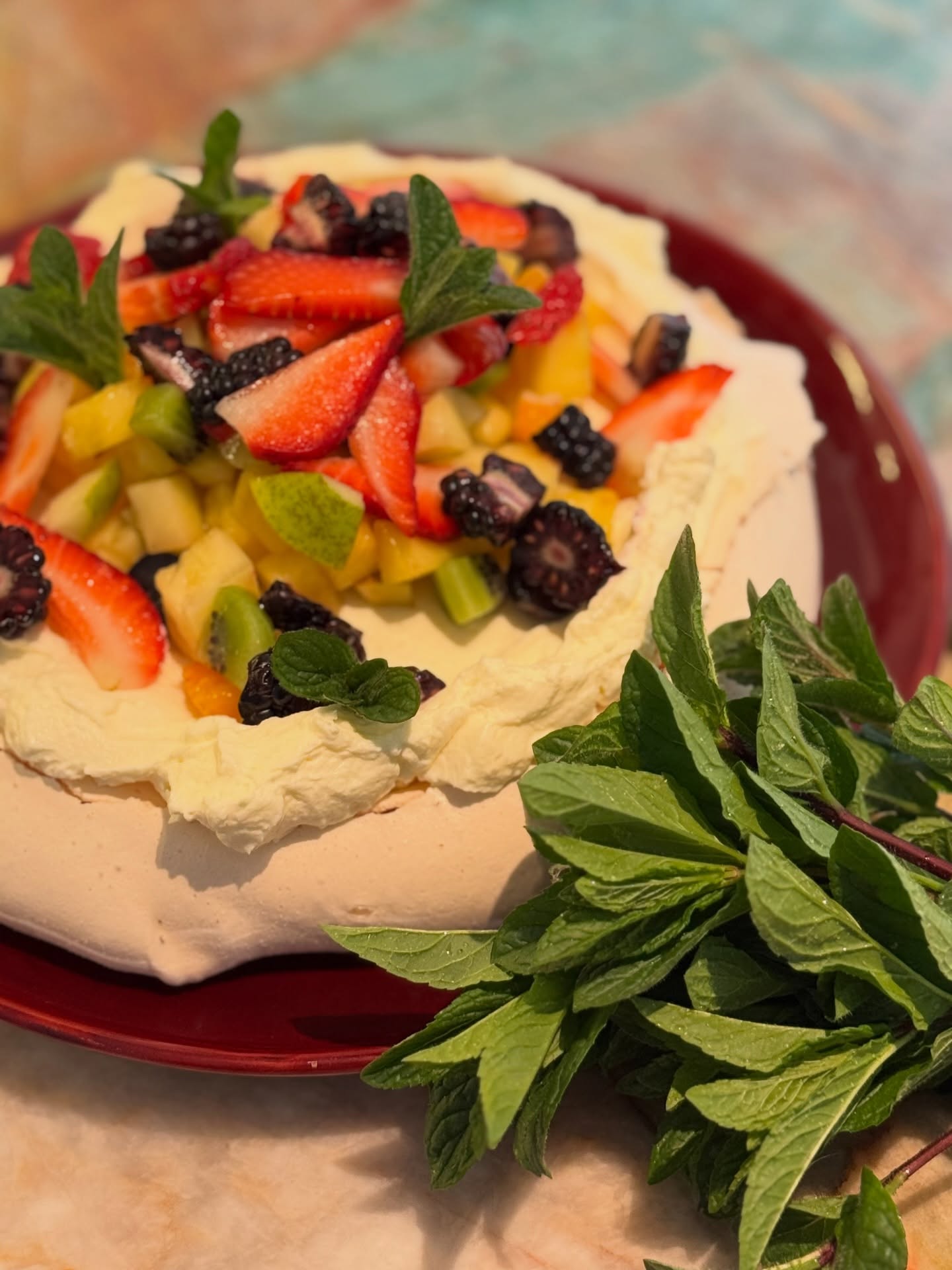 🍓 Summer on a plate — our Pavlova topped with fresh strawberries, kiwi, mango, blackberries & mint straight from the garden. 🌿
Light, airy, and made with love. This is what we do at @joshuascatering. ✨

📩 Inquiries & bookings via link in bio

#pavlova #joshuascatering #cateringvienna #viennacatering #wienncatering